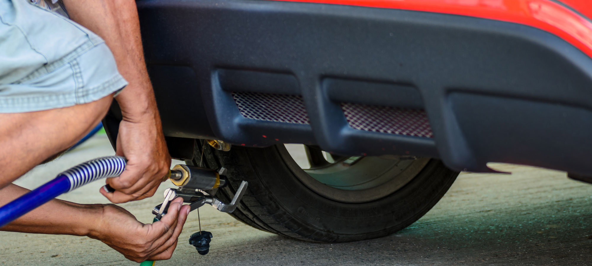 König Autogas, Mann betankt sein Fahrzeug